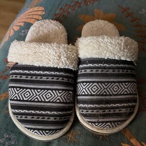 Feelgoodz Black and White Patterned Slippers